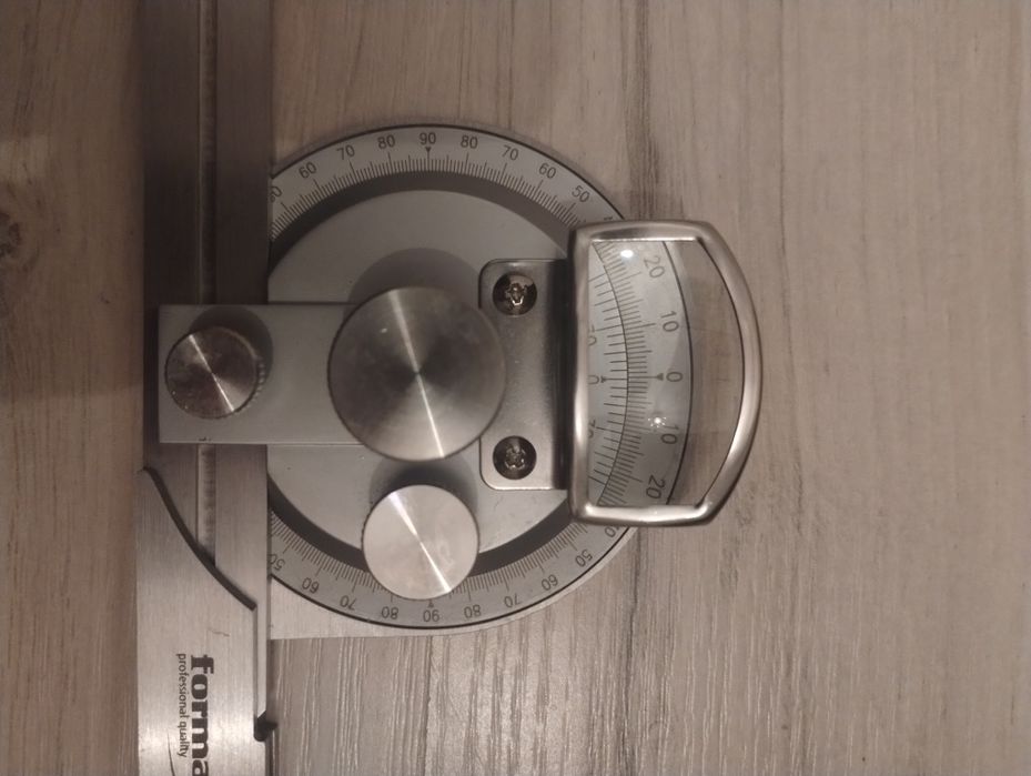 Kątomierz precyzyjny z lupą