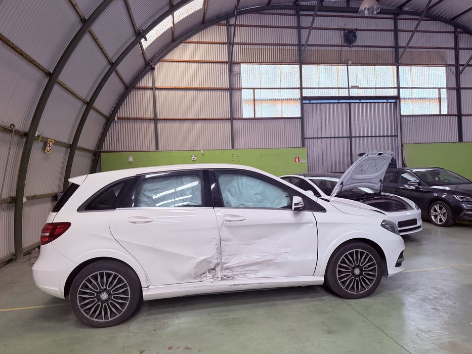 Mercedes B250E elétrico 2016 com as portas incluídas