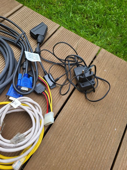 Oddam zestaw kabli komputerowych