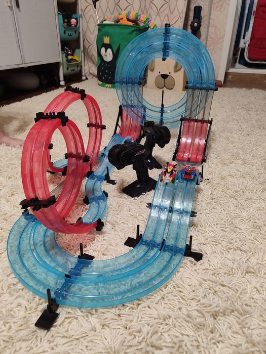 Автотрек з 2 машинками та 2 пультами
Протяжність траси 699 см
118