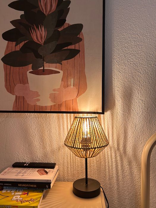 Vendo mobília/recheio de quarto completo. Cama, colchão, mesa de cabeceira, comida, quadro/tela, decoração têxtil de parede, candeeiro de mesa.