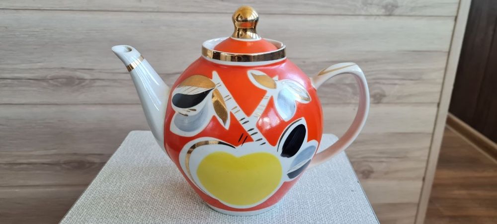 Чайник из набора «Яблоневый сад» фарфор клеймо Полонное, СССР 1980е