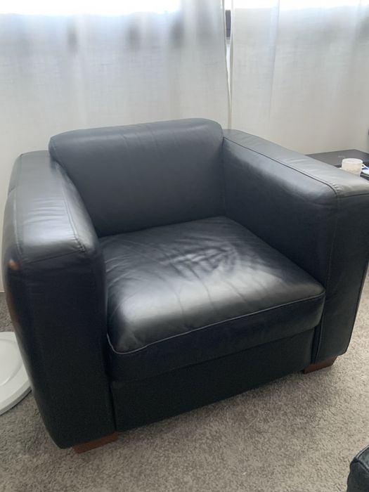 Sofá individual em pele verdadeira, usado mas em otimas condicoes