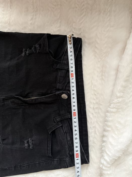 czarne jeansy z dziurami