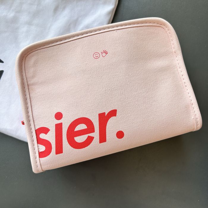 Glossier mini косметичка з офіційного сайту