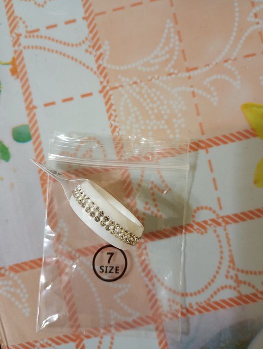 Керамічне колечко білого кольору з цирконієм