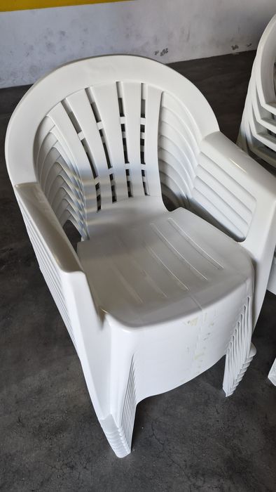 20 cadeiras de plástico brancas