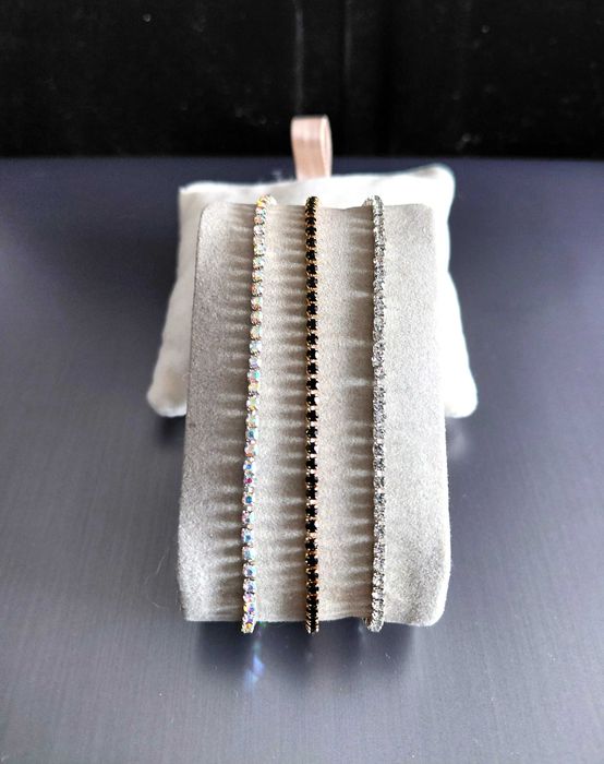 Trzy bransoletki z kryształkami na gumce