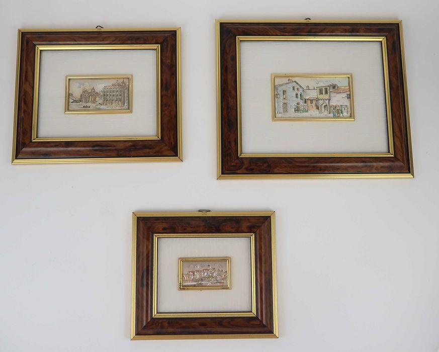 3 quadros pequenos com placas em prata