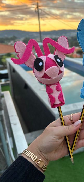 “Stitch” rosa para colocar no lápis