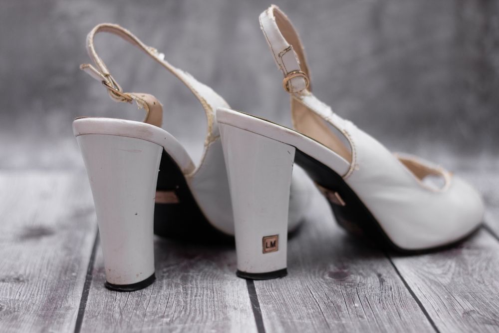 Босоніжки білі під реставрацію