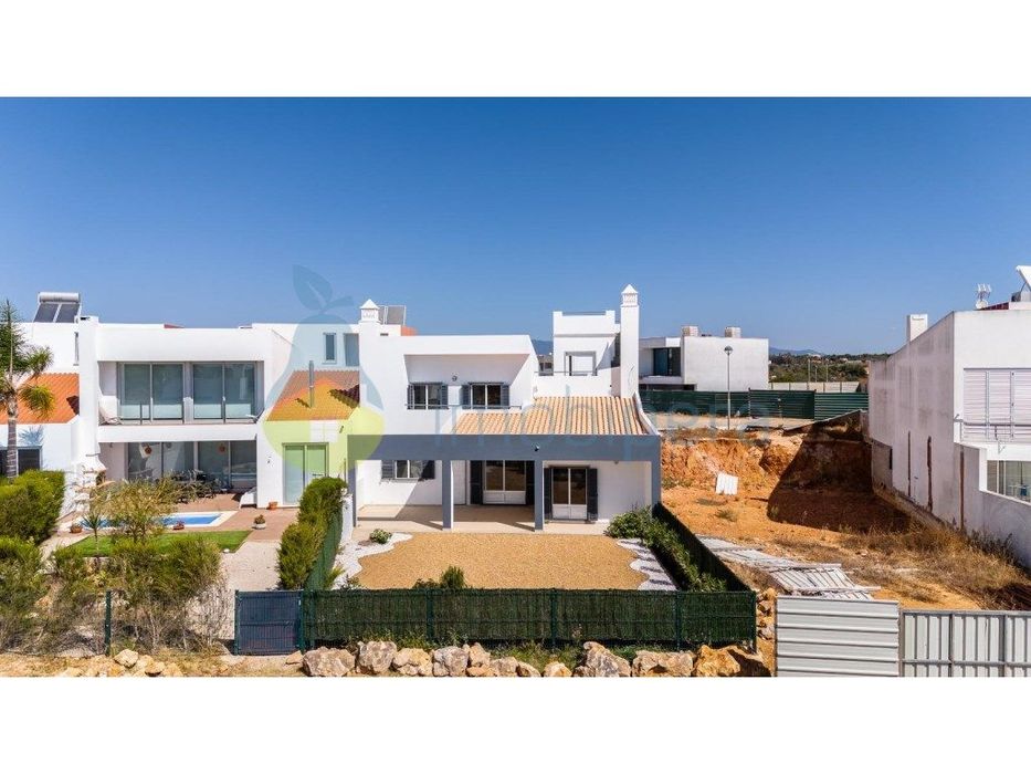 Moradia de tipologia T4 para venda na zona da Mexilhoeira Grande, C...