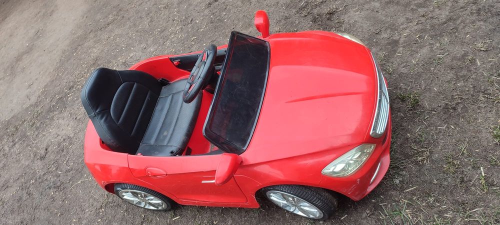 Auto na akumulator dla dziecka czerwone z pilotem