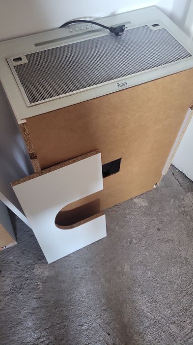 Okap, wyciąg kuchenny z szafką.