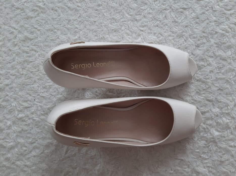 Sergio Leone kremowe jak nowe r. 39/24,7 cm
