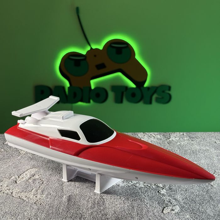 Катер на радиоуправлении Chaika Красная. Лодка на пульте управления