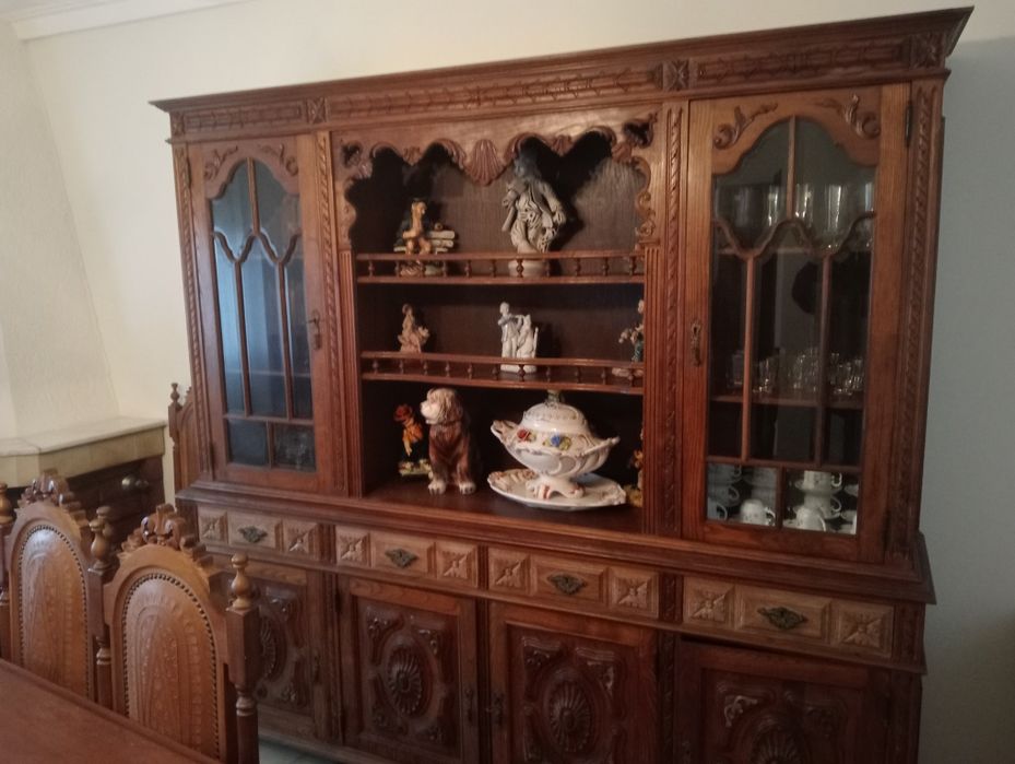 Móvel com cristaleira de sala de jantar