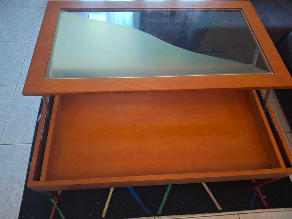 Mesa de sala estar em cerejeira em  bom estado de conservação
