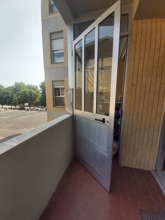 45€- 2a baixa Para libertar espaço Vendo porta de alumínio