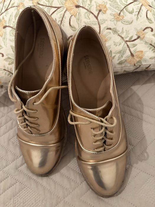 Sapato dourado pouco uso