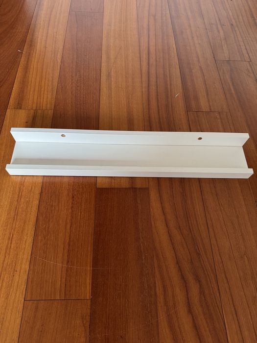 Cabides de parede tjusig do ikea e prateleira de parede Riba