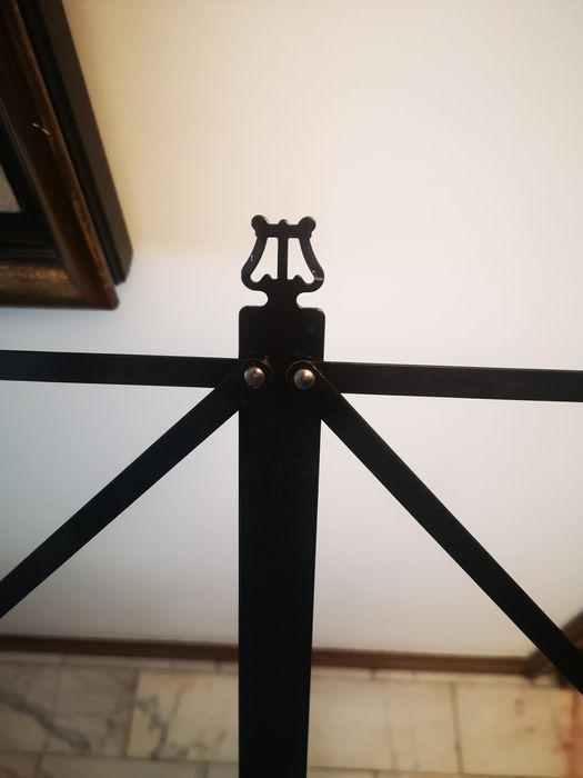 Tripé - Suporte para pautas em preto