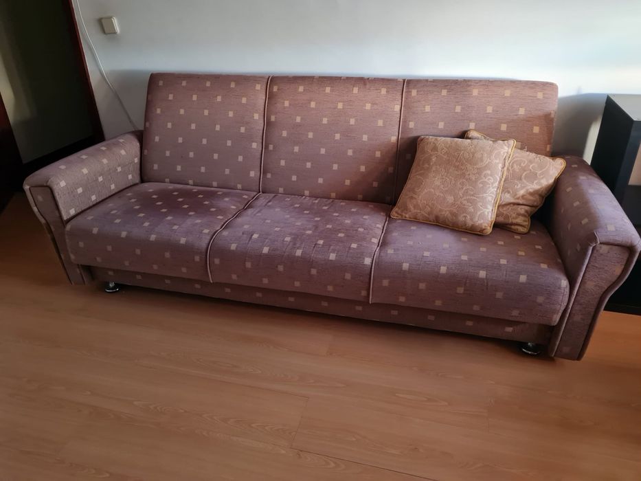 Dá-se sofá-cama 3 lugares com arrumação