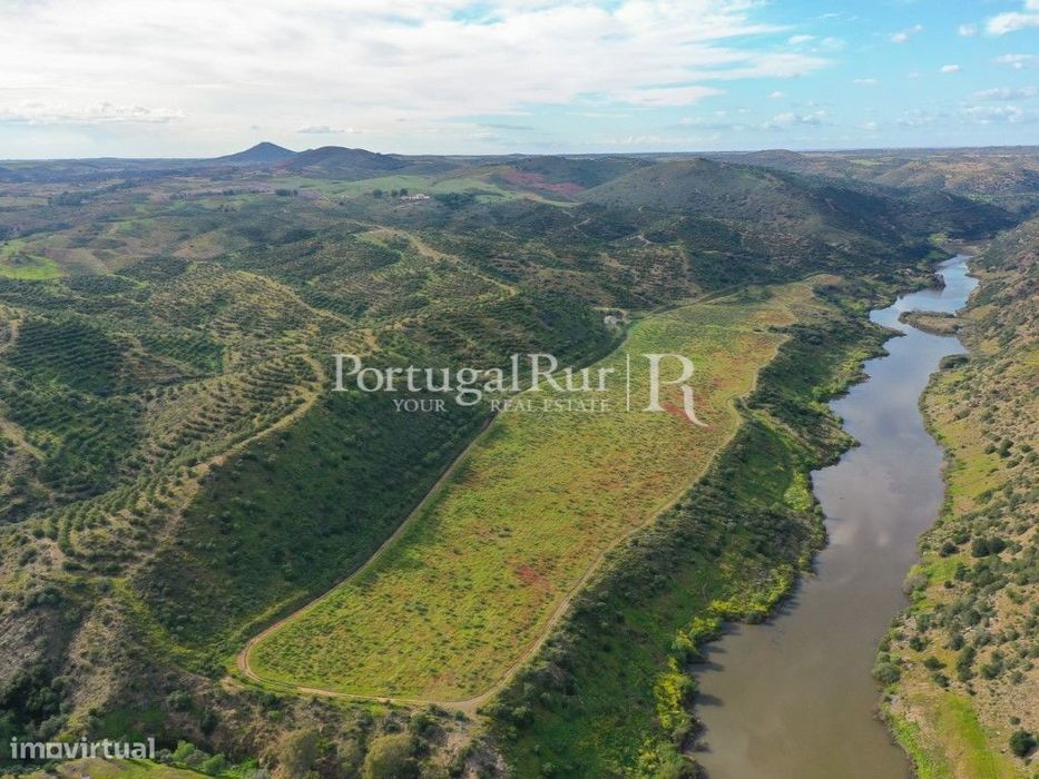 Herdades de Caça com 1300 Hectares, junto do rio Guadiana
