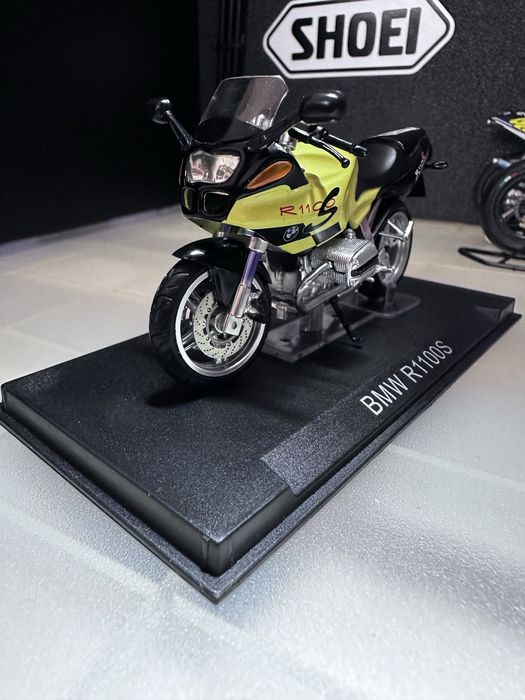 Miniatura BMW R1100S Escala 1/24 made by IXO