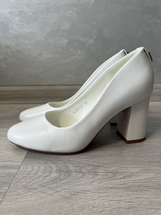 Білі класичні туфлі
