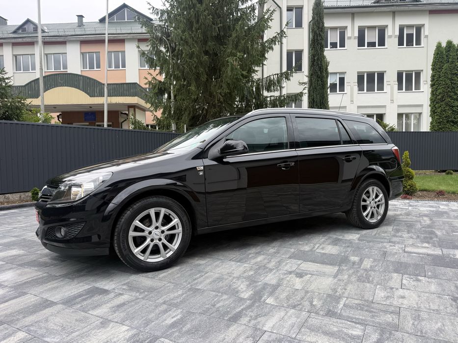 Opel Astra 1.6 бензин 2010 рік