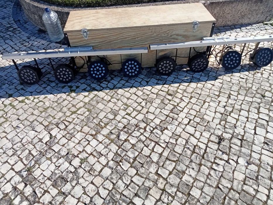 Vendo 2 barras de alumínio com 4 projetores cada barra