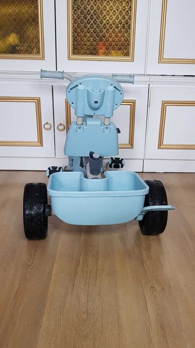 Niebieski rowerek trójkołowy z bagażnikiem dla dzieci Little Tikes