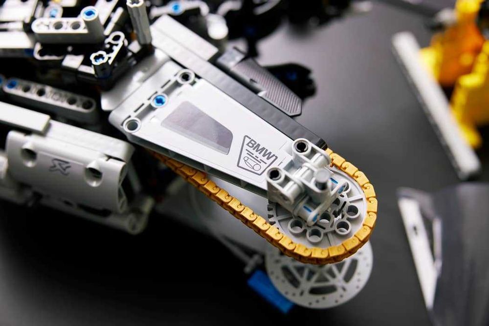 ‼️1921 деталь‼️ Конструктор Мотоцикл BMW M 1000 RR 1:5 (42130)