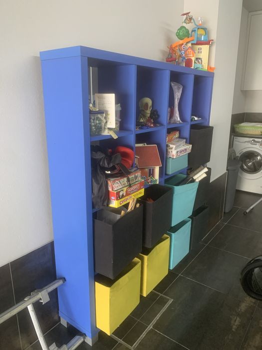 Estante azul para quarto de rapaz