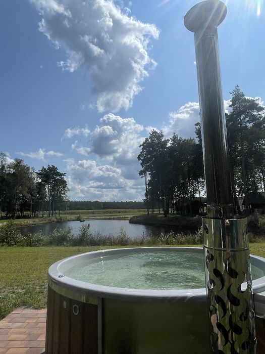 Domki letniskowe nad stawem.