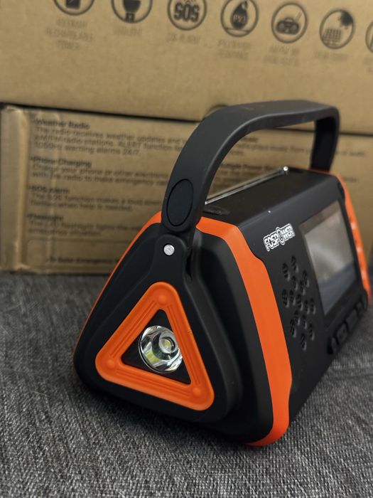 Радіоприймач FosPower модель D2 4000 mAh, ліхтар, павербанк,