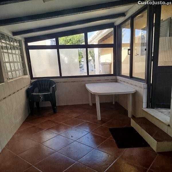 Moradia T2-R/C, Mobilada, Aroeira, Charneca Caparica num condomínio.
