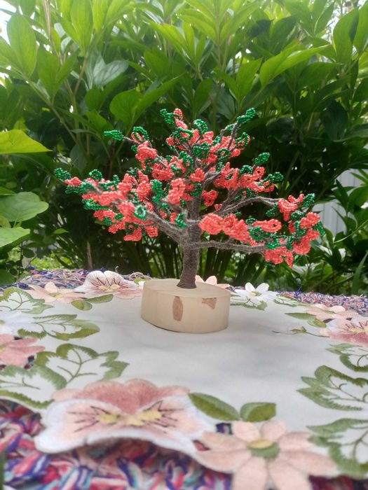 Дерево з бісеру червоного кольору...