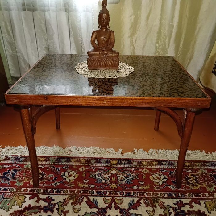 Столик и восточная вязь на столешнице