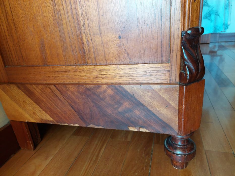 Cómoda antiga de estilo, com ferragens originais cinco niveis de gavet