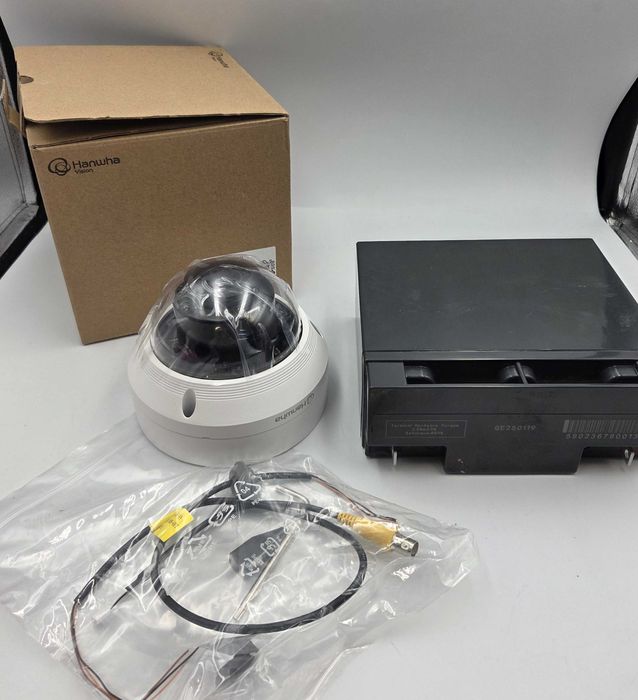 Kamera IP Hanwha Techwin QNV-8080R + aku do awaryjnego zasilania