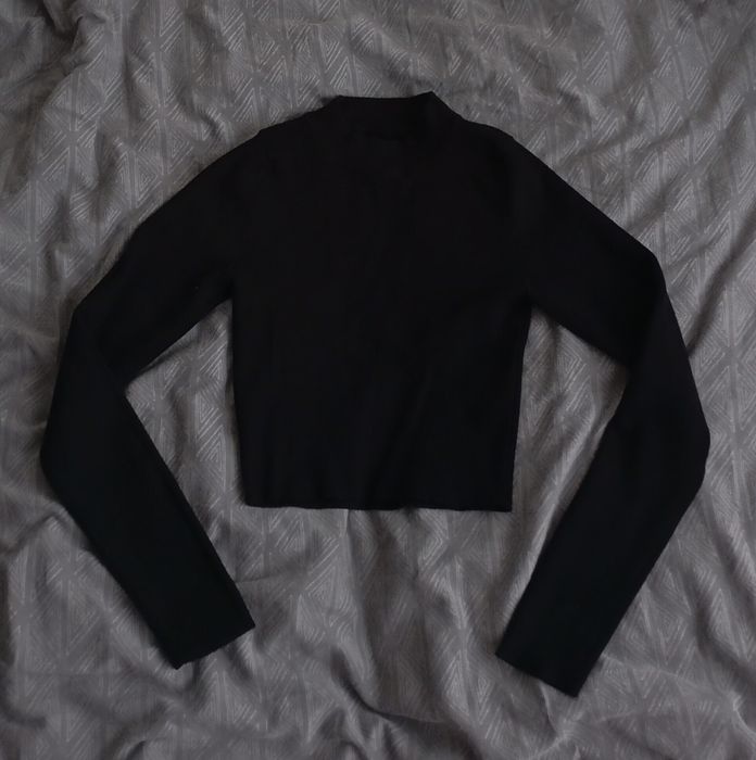 Czarny sweterek krótki