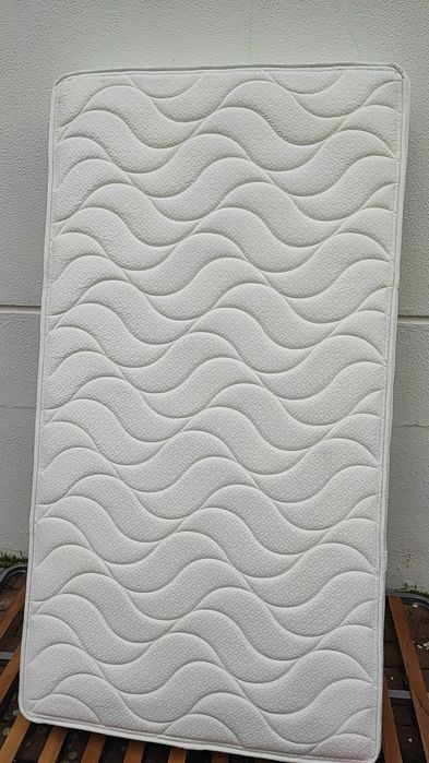 Entrego Estrado com pés e Colchão 200*110 Molaflex desinfetado