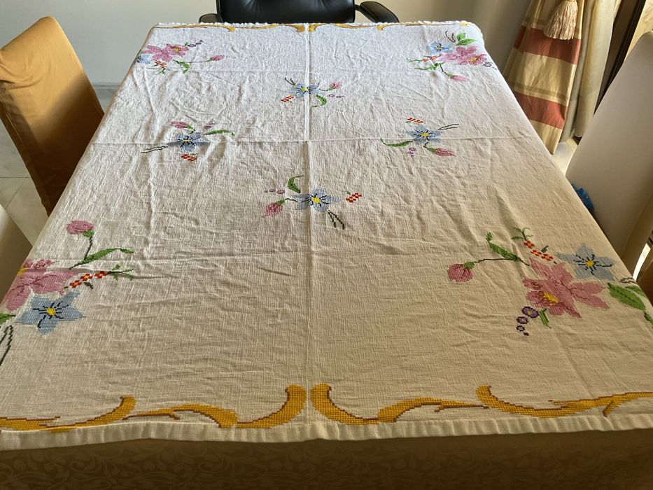 Toalha antiga bordada em ponto de cruz 132 x 132 aprox.