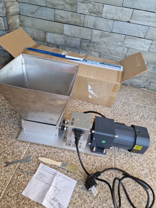 moinho de cereais elétrico de 220V, ideal para triturar malte para cerveja artesanal.Inclui um funil