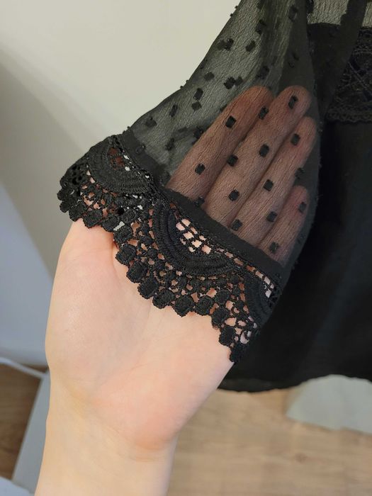 Elegancka czarna bluzka z koronką, r. 36