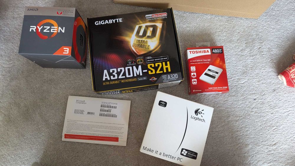 Computador fixo com monitor, torre e teclado