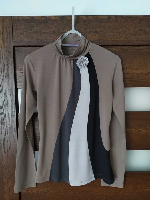 Cienki golf z kwiatkiem C&A