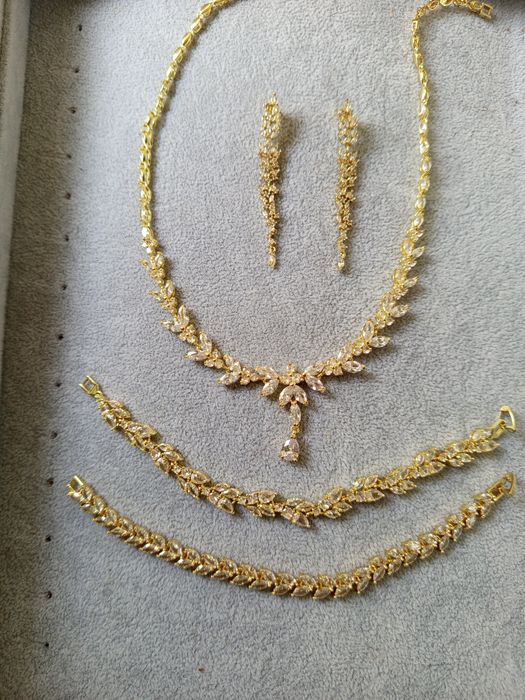 Złoty naszyjnik kolczyki bransoletka ślubna